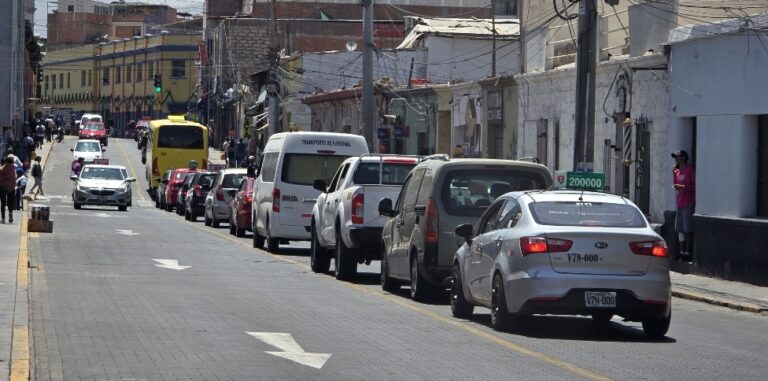 Vecinos de 7 Esquinas y Vallecito rechazan cambio de sentido en la calle 28 de julio