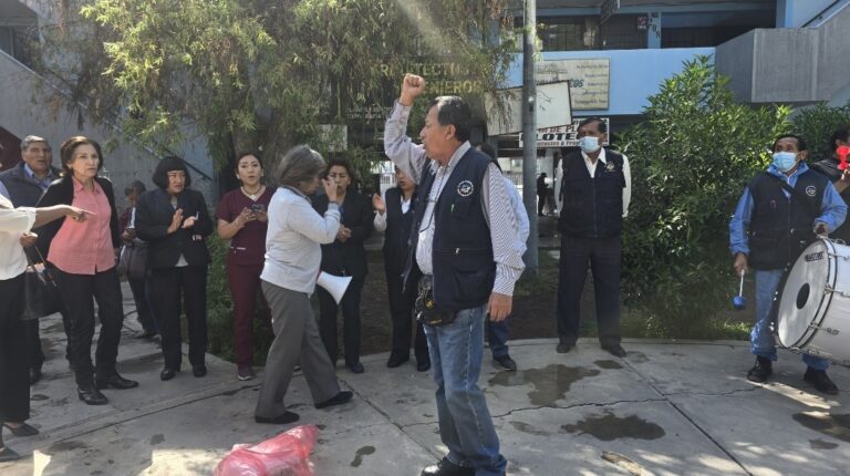 Trabajadores de la Red de Salud Arequipa-Caylloma protestan por falta de ejecución presupuestal