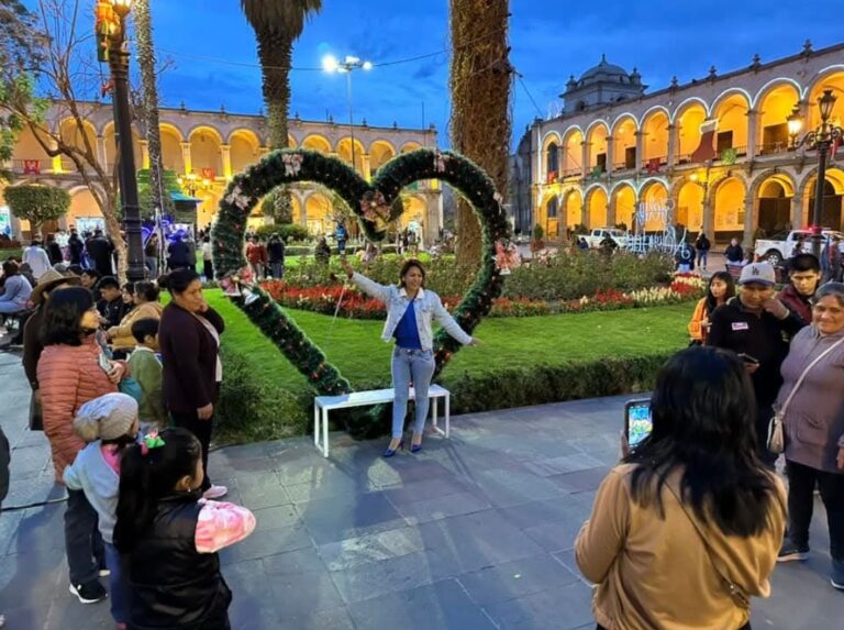 Colocan vallas metálicas para proteger áreas verdes de la Plaza de Armas en Navidad