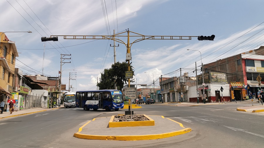 Semáforos inoperativos en Socabaya. Foto de Gerardo Ramos