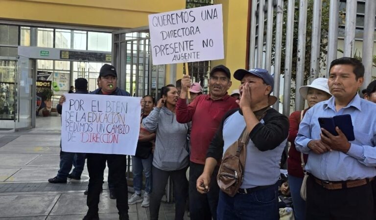 Padres del Colegio Independencia exigen cambio de directora y subdirectores 