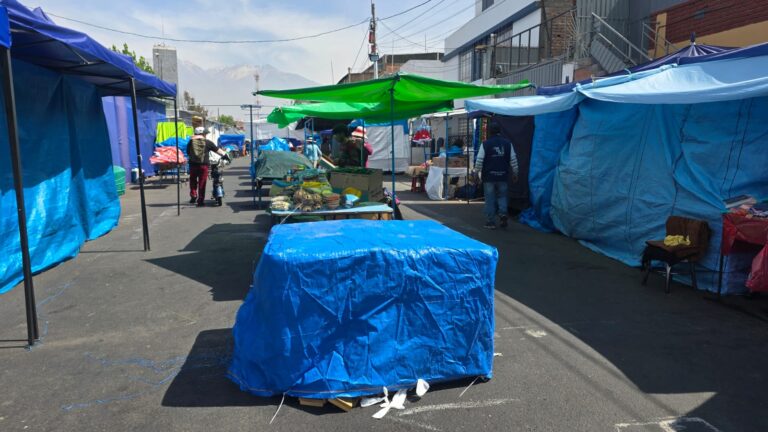 Mil comerciantes ambulantes se posicionan en exteriores del estadio Melgar