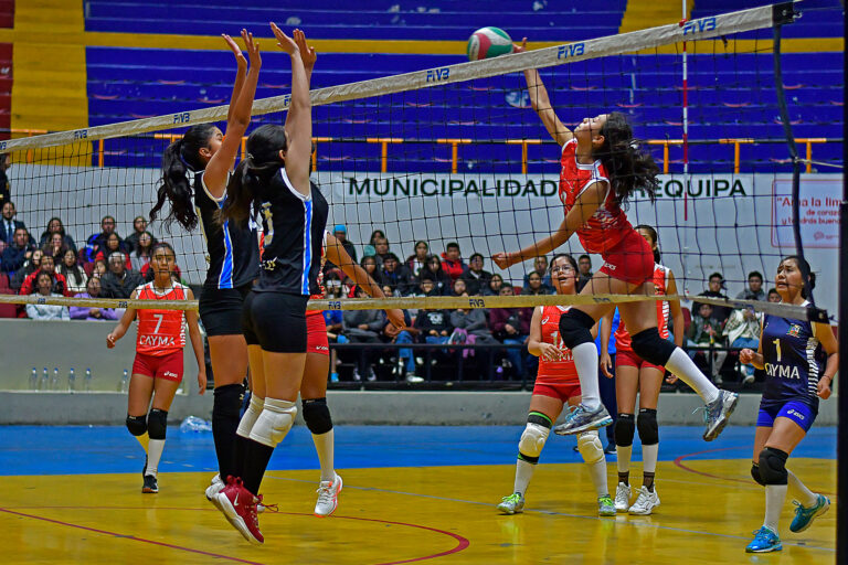 Con 2 emocionantes remontadas, Cayma y Miraflores clasificaron a l final de la Liga Provincial de Vóleibol Femenino U-15.