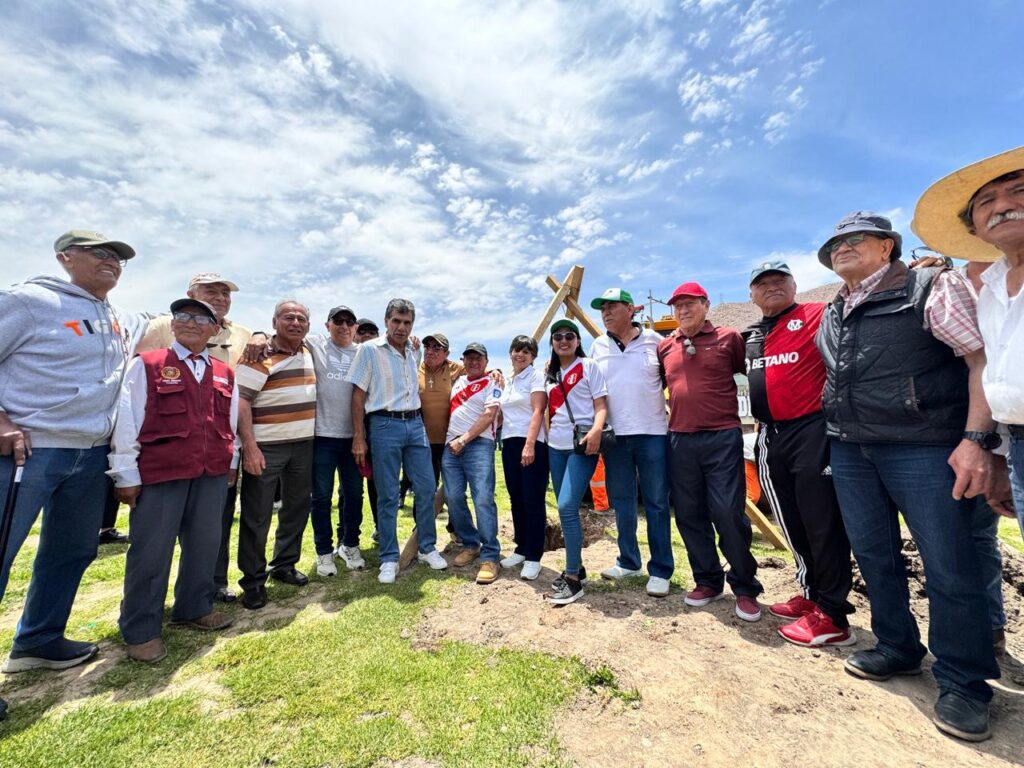 La primera piedra para el nuevo complejo deportivo en Tiabaya se colocó con diversas figuras ilustres del deporte arequipeño como los hermanos Ernesto y Genaro Neyra, Raúl Obando, Víctor Gutiérrez,  Emilio Campana, Martin Gago y Benigno Pérez