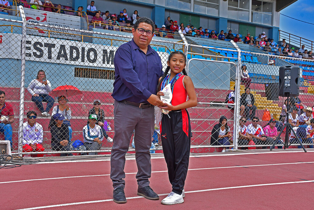 Claudia Valeria Osorio, talentosa gimnasta arequipeña de 08 años. 