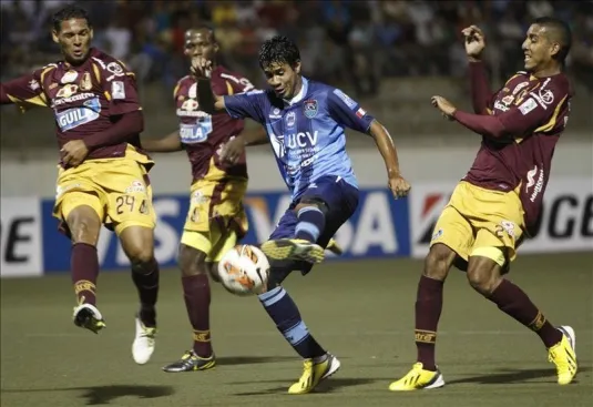 Tolima superó la única llave de eliminación directa que registra ante equipos del fútbol peruano. 