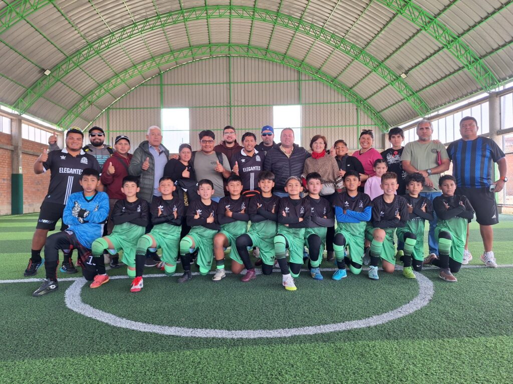 Familia completa de Los Elegantes de Cerro Verde, entre futbolistas, padres de familia y cuerpo técnico. 