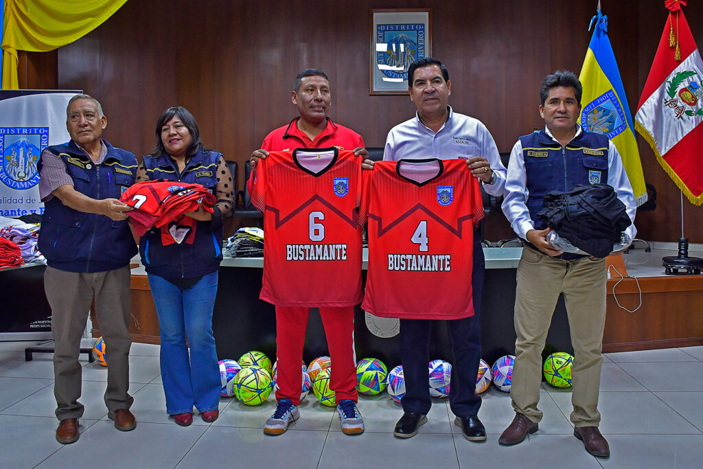 Yonny Parra Quispe, presidente de la Liga de Vóley Mixta de José Luis Bustamante y Rivero con los uniformes para el equipo masculino. 