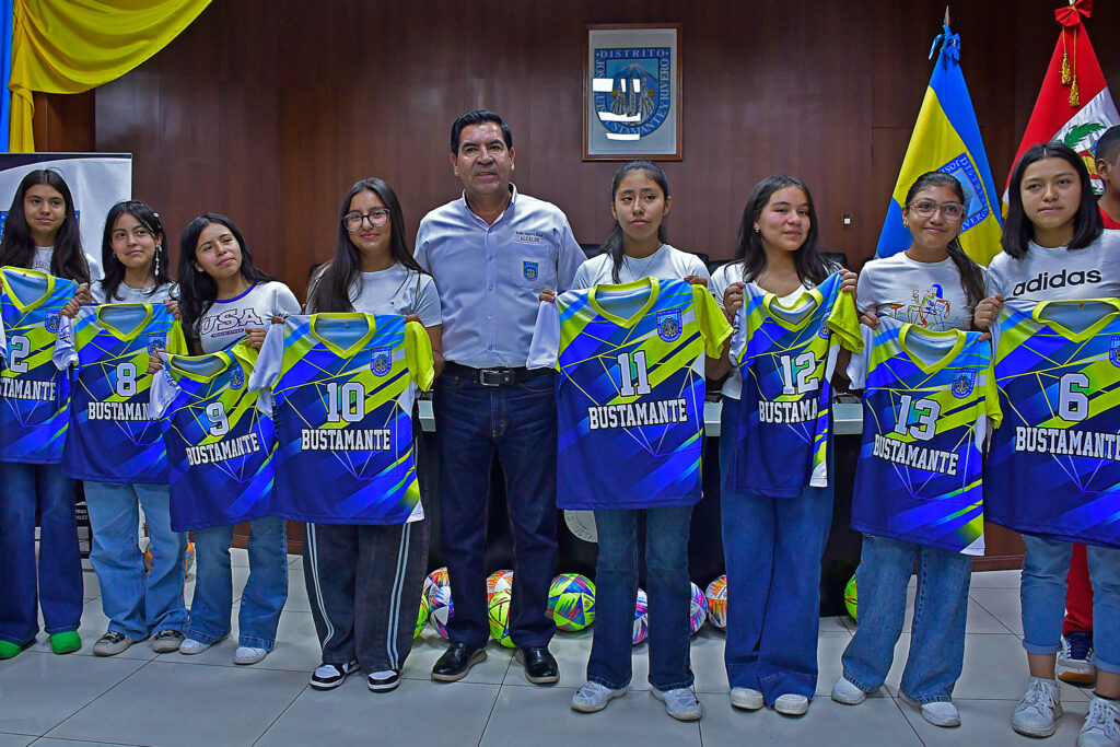 Voleibolistas de José Luis Bustamante y Rivero recibieron uniformes por parte de su municipalidad. 