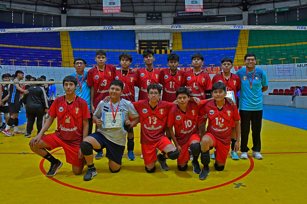 Equipo de José Luis Bustamante y Rivero logró el segundo lugar en la Liga Provincial de Vóleibol Masculino U-15.