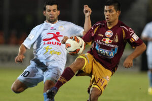 Previo al debut de FBC Melgar en Copa Libertadores, conoce aquí el historial de partidos de Deportes Tolima ante clubes peruanos.