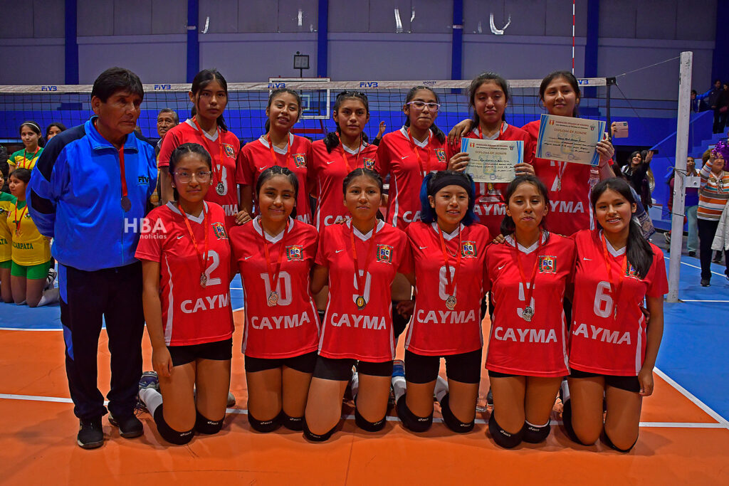 Equipo de Cayma con la medalla de plata de la Liga Provincial de Vóleibol Femenino U-13.