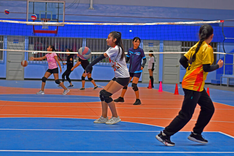 Esta semana iniciaron las clases gratuitas de vóleibol en el Coliseo Municipal, como parte del programa del IPD Arequipa.