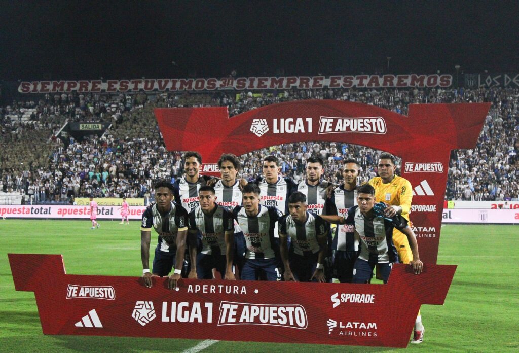 Alianza Lima presentó un equipo con muchas variantes, pensando más en su duelo ante Boca Juniors en Argentina, para el martes 25 sobre las 19:30 horas. 