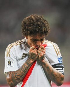 En el Estadio Nacional, Perú venció 2-1 a Bolivia y escapó del último lugar de la tabla de posiciones por las Eliminatorias Sudamericanas.