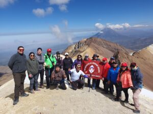 Un grupo de 16 ascensoristas del Club Deportivo de Andinismo Arequipa llegaron a la cima de uno de los 7 picos del Pichu Pichu.
