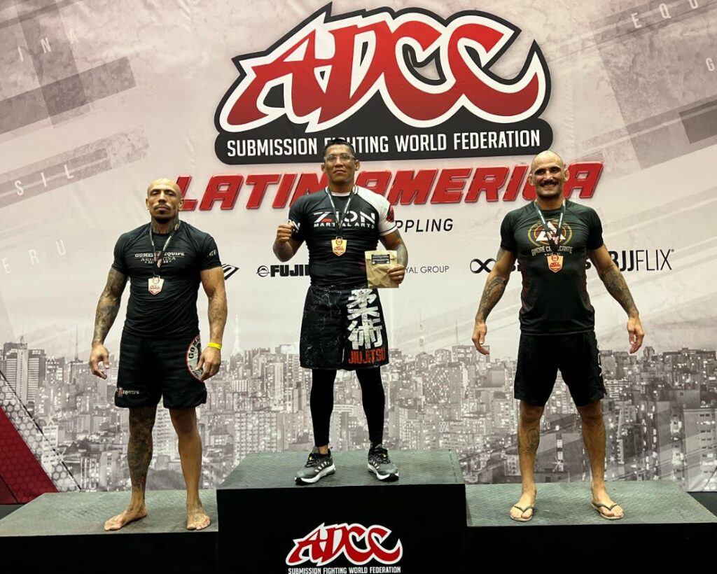 José Arapa, talentoso artista marcial arequipeño, festejó en lo más alto del podio en el ADCC Open Buenos Aires, en Argentina.