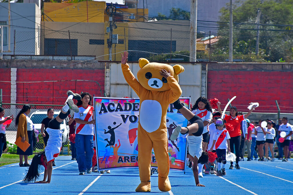 Alumnos que formarán parte de las academias gratuitas del IPD desfilaron en la inauguración del programa en el Estadio Umacollo. 