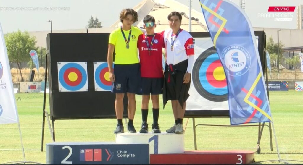 Therry Málaga en el podio del Open Sub18 del certamen sudamericano en Chile. 