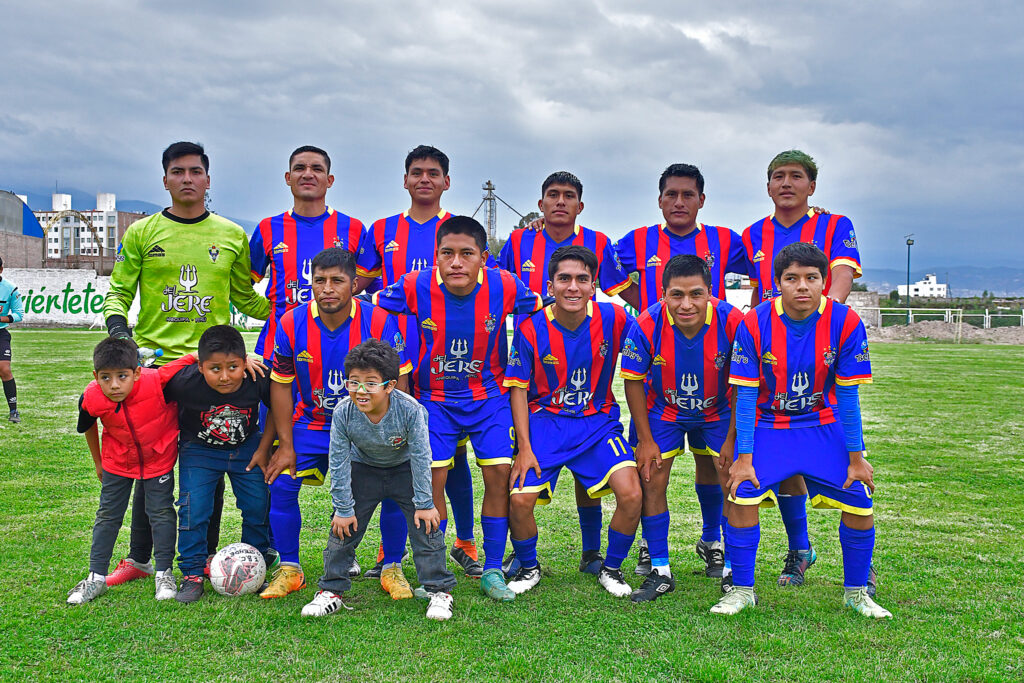 Equipo de Ostende FBC en la Liga de Cerro Colorado.