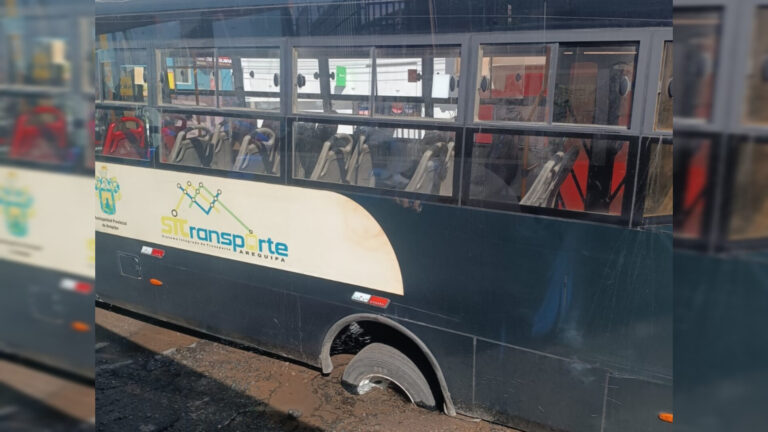 Bus de la empresa Cotum se hunde en la Av. Porongoche por rotura de tubería
