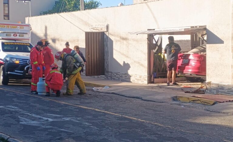 Mujer herida tras explosión de balón de gas en José Luis Bustamante y Rivero