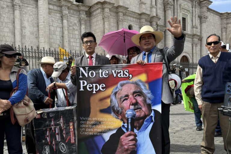 Rinden homenaje a “Pepe” Mujica en medio de movilización en Arequipa