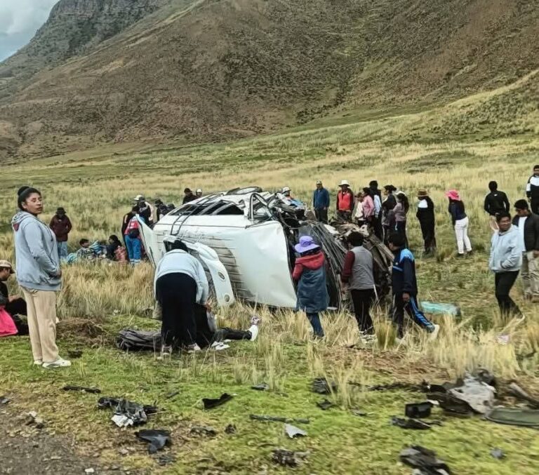 Dos muertos y más de una decena de heridos dejó accidente en la vía Juliaca – Ayaviri