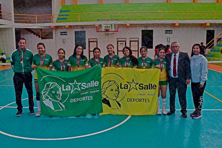 El Colegio de La Salle consiguió la medalla de oro en el vóleibol femenino de la categoría Mayores por CODECOA.