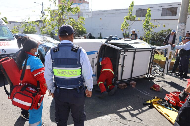 Extranjero queda atrapado en vehículo tras chocar con camioneta en la Av. Dolores