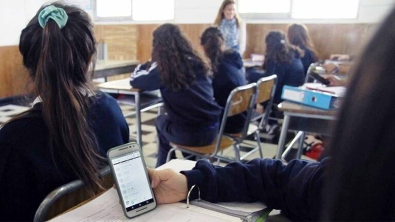 Congreso regula el uso de celulares en colegios para reforzar el aprendizaje