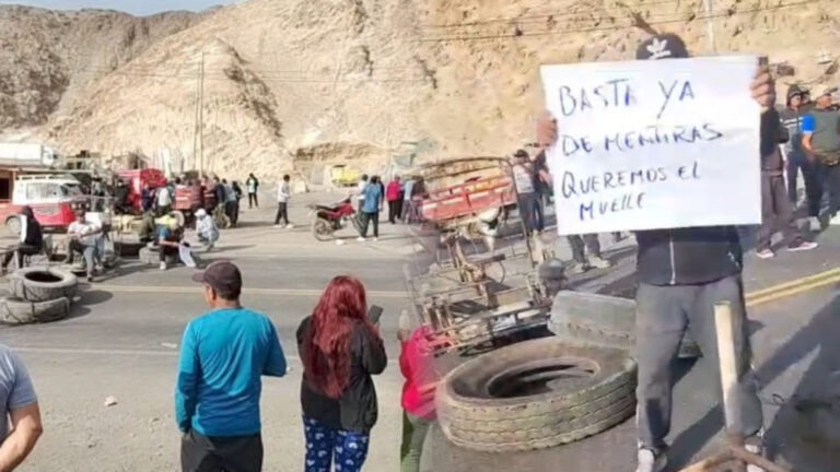Pescadores bloquean Panamericana Sur en protesta por desembarcadero paralizado