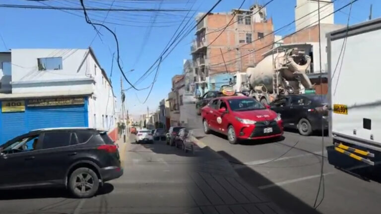 Camión mixer arrastra cables de fibra óptica en el Cercado de Arequipa