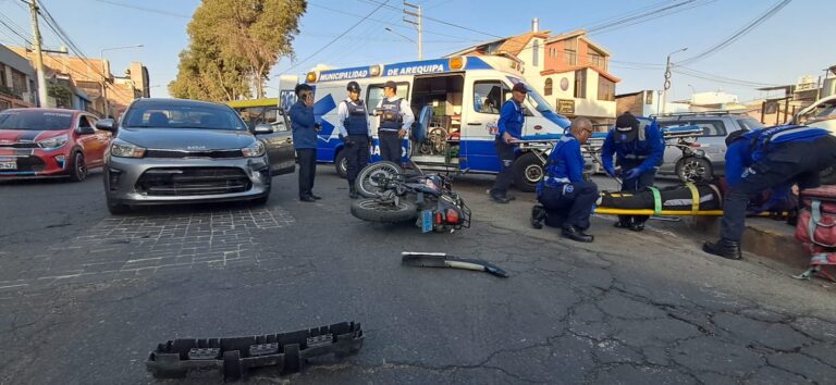 Repartidor de delivery resulta gravemente herido tras chocar con taxi en el Cercado
