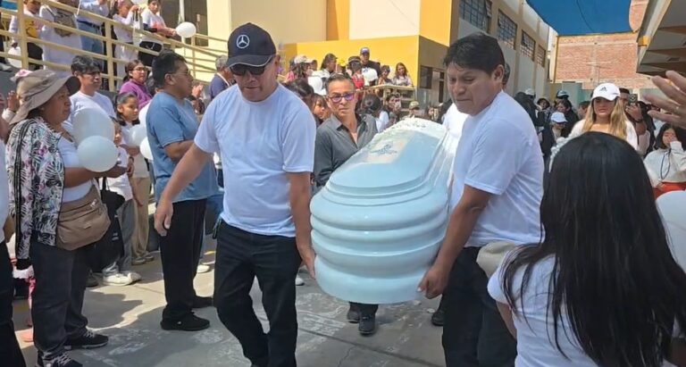 Amigos y profesores dan último adiós a niña que fue atropellada por chofer ebrio en Paucarpata