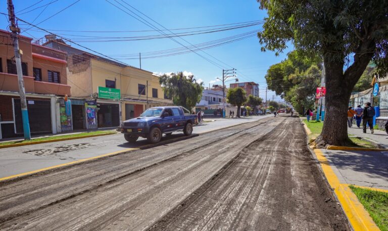 Después de dos años, MPA recién interviene la capa asfáltica en la Av. Independencia
