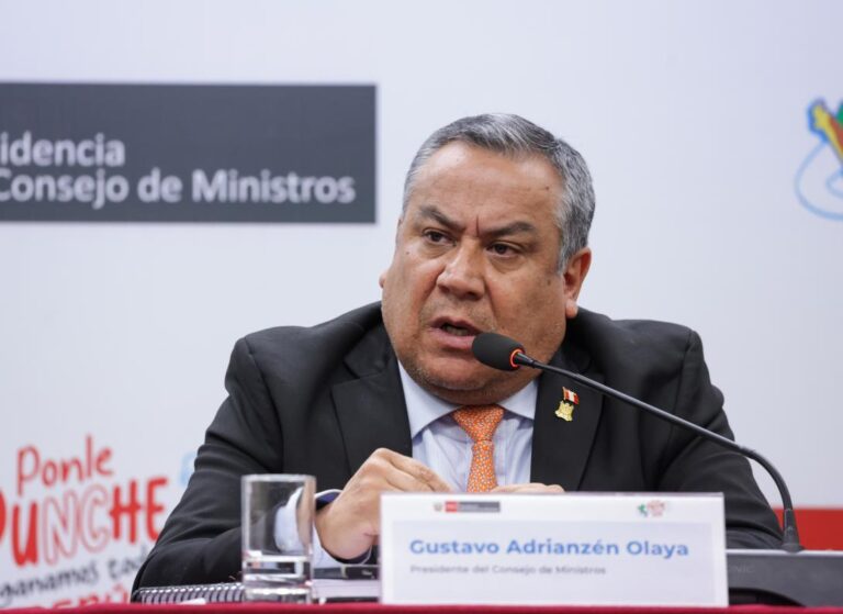 Gustavo Adrianzén presentó su renuncia irrevocable en medio de 4 mociones de censura en su contra