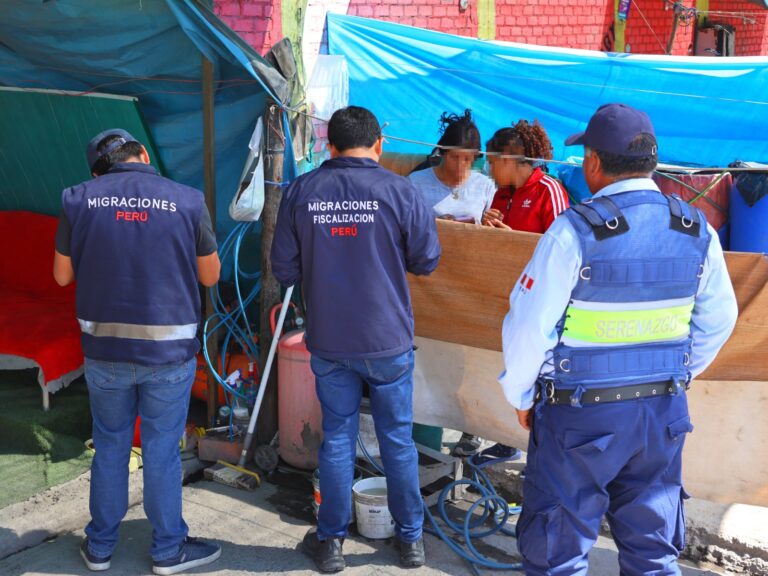 En operativo a barberías y carwash se identificó a 10 extranjeros indocumentados en Bustamante y Rivero