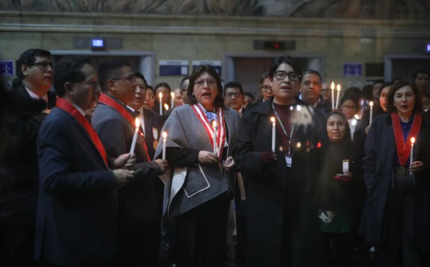 Con vigilia, trabajadores y fiscales del Ministerio Público respaldan a Delia Espinoza
