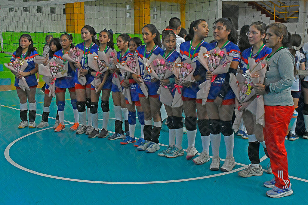 Estudiantes de Padre Damián con la medalla de plata. 