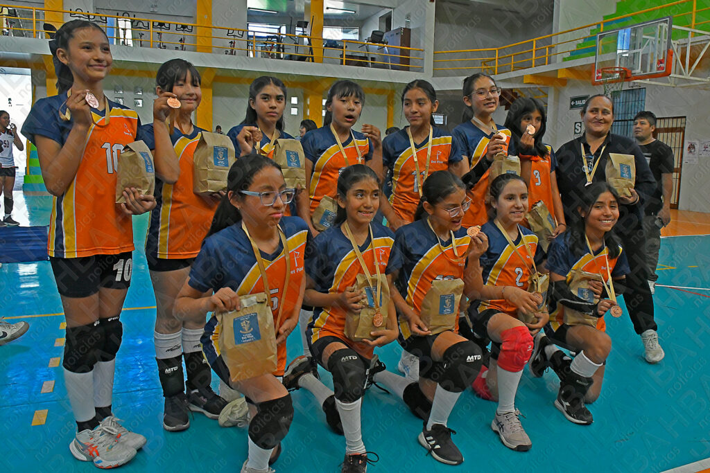 Nuestra Señora del Pilar con la medalla de bronce. 