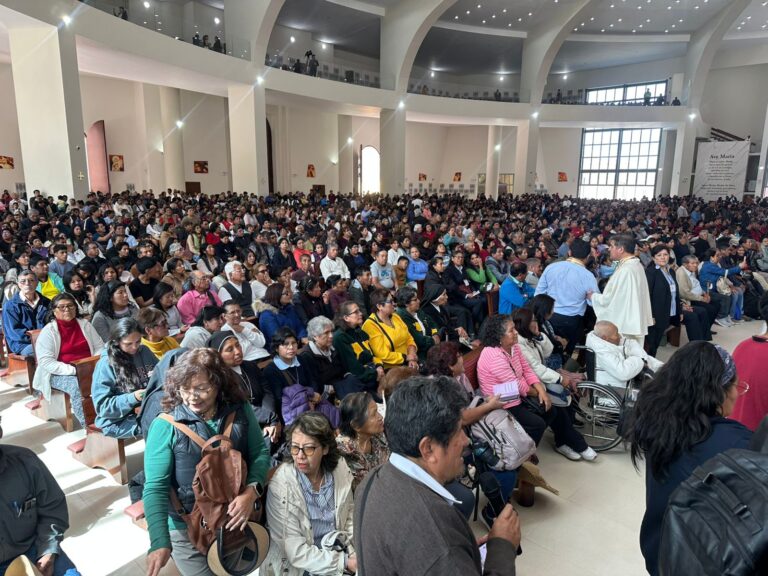 Cientos de fieles abarrotan el nuevo templo de la Mamita de Chapi