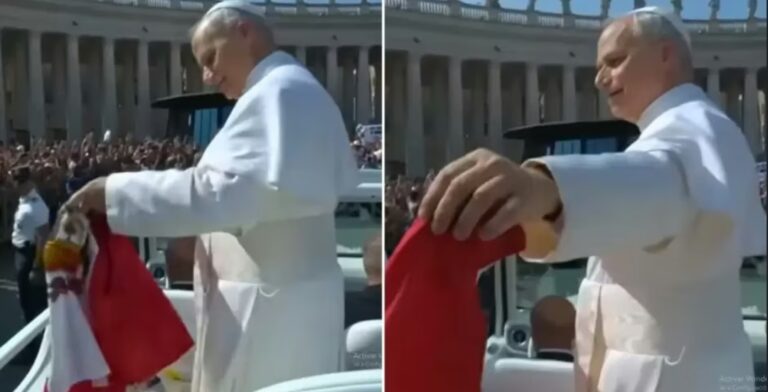 Papa León XIV lució la bandera del Perú durante recorrido en el papamóvil