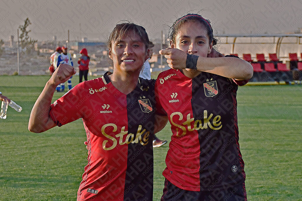 Raquel Bilcape y Camila Perochena, futbolistas de FBC Melgar.