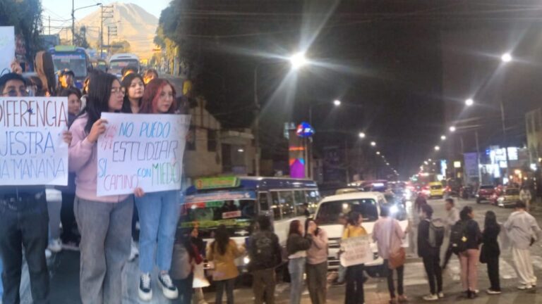 VIDEO: Por más de 4 horas, estudiantes de la UNSA toman la Av. Independencia y exigen justicia para alumno atropellado