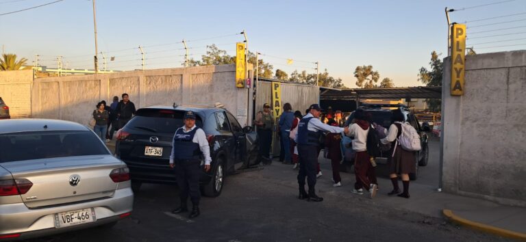 Conductora se queda dormida al volante e impacta a tres escolares en el Cercado