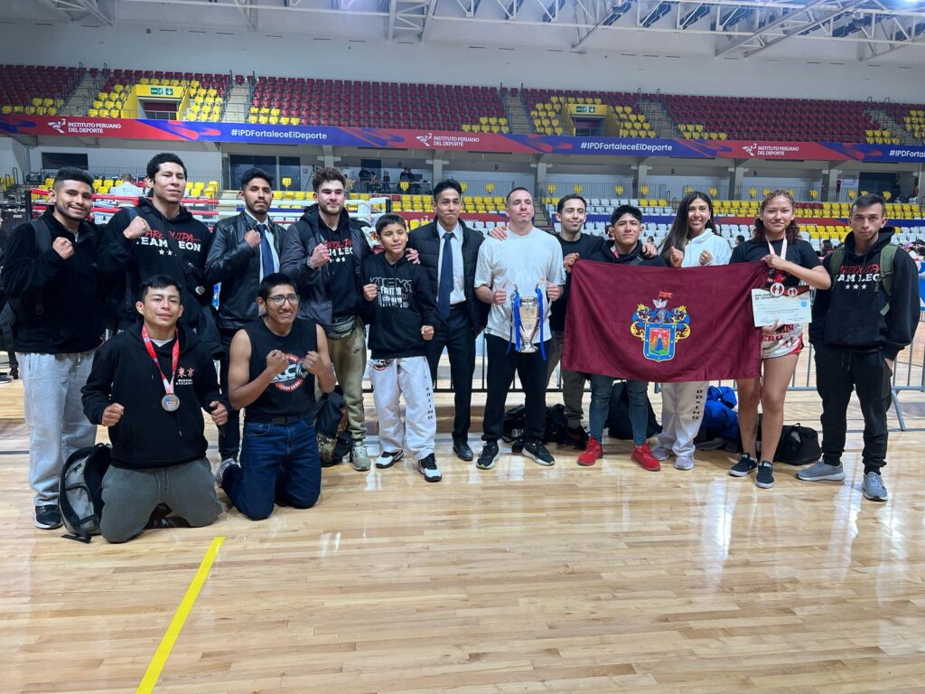 El equipo del profesor Joshua Fernández fue reconocido como uno de los 4 mejores del evento. 