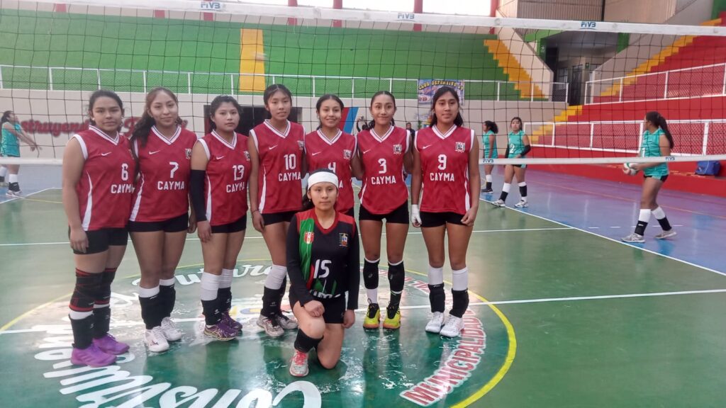 Equipo de la Liga Distrital de Vóleibol de Cayma en el Coliseo Francisco Bolognesi. 