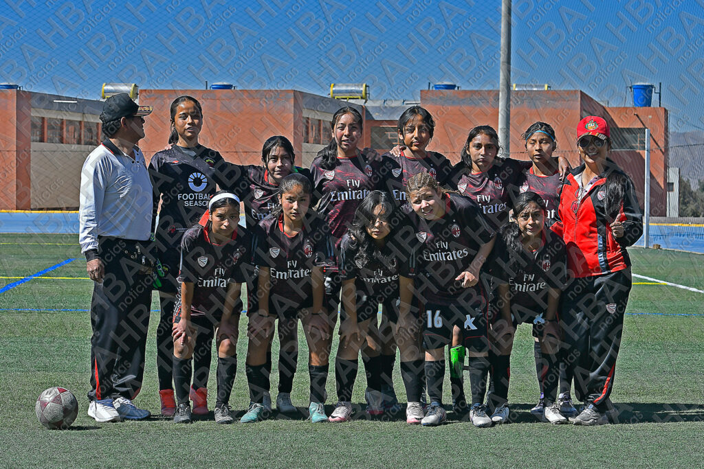 Equipo de fútbol femenino de Jens Knudsen, por la categoría B. 