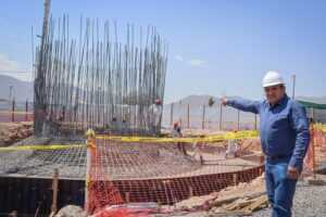 Vaciado masivo del reservorio en Yarabamba: 465 m³ de concreto para el proyecto de agua y desagüe en San Antonio, con control de calidad y seguridad.